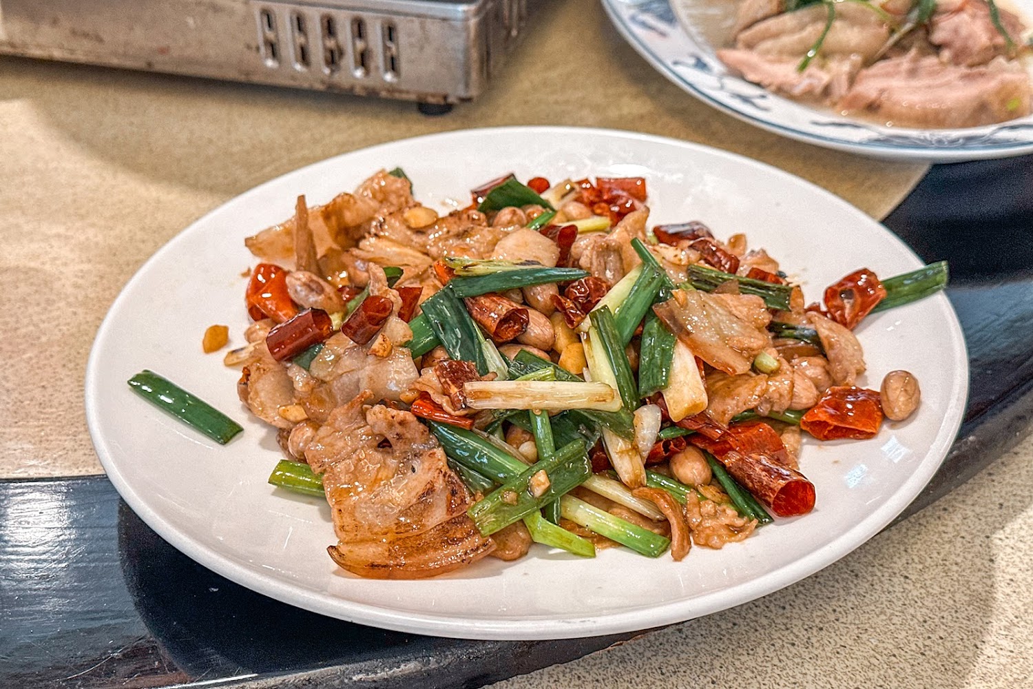 古厝家常菜帶乾辣椒與花生的川味肉片料理