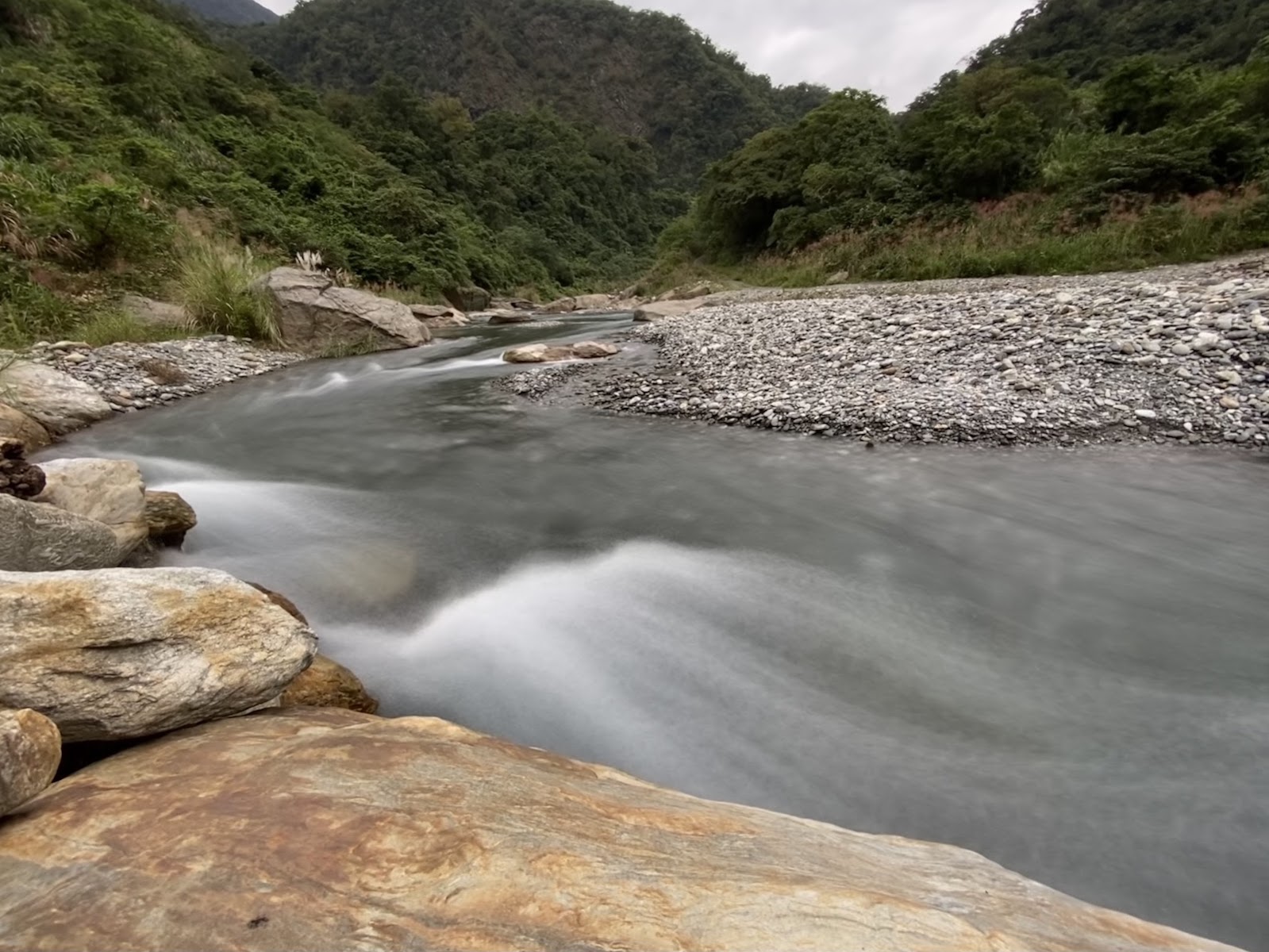 南澳南溪長曝光溪流,鵝卵石灘,蒼翠山頭,宜蘭南澳古道自然景觀