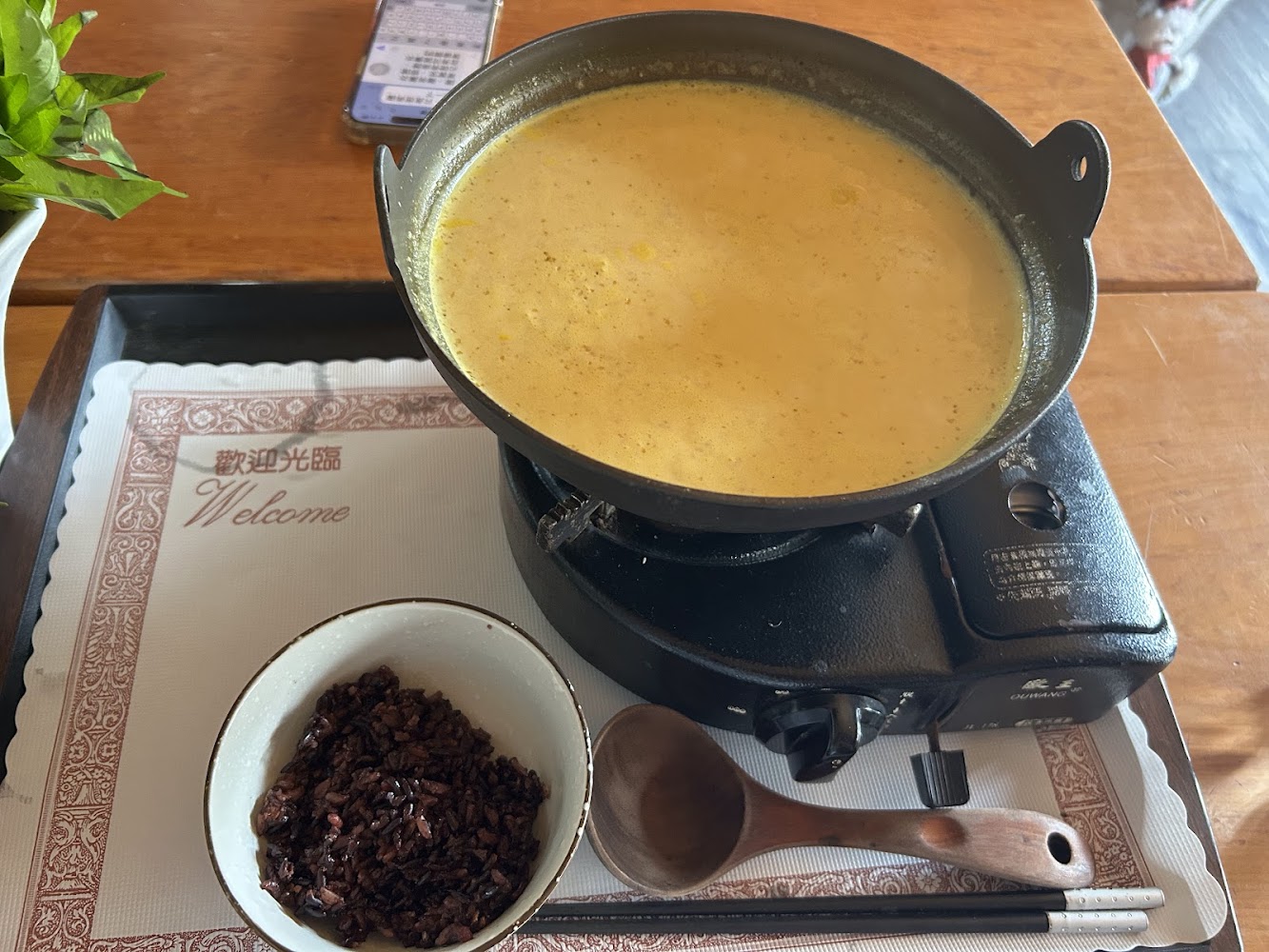 覓境咖啡屋黃金湯底火鍋