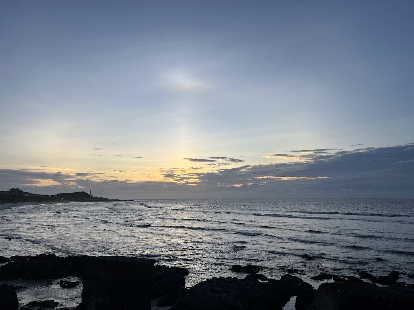 海邊夕陽與礁石景色