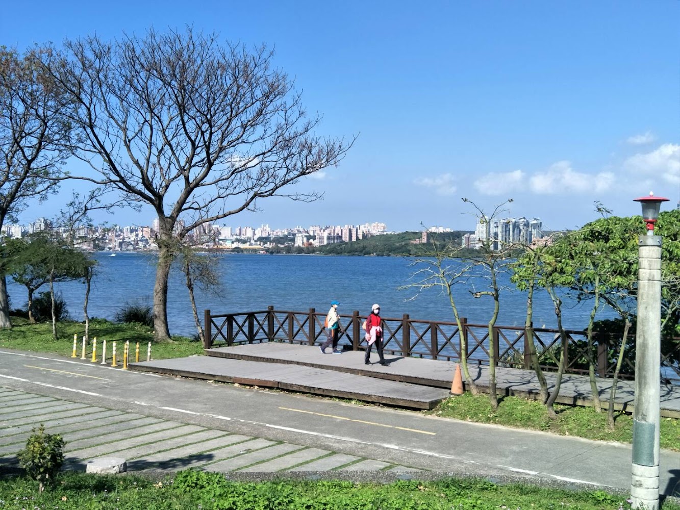 八里左岸自行車道木棧道與湖景步道
