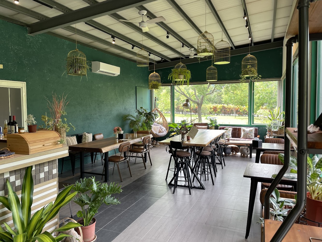 大量植物與木桌椅構成的綠意咖啡廳風格用餐空間