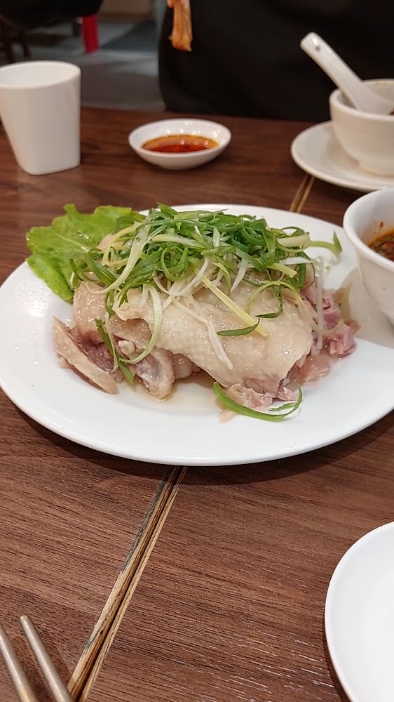 山東小館白斬雞,上面有蔥絲與生菜