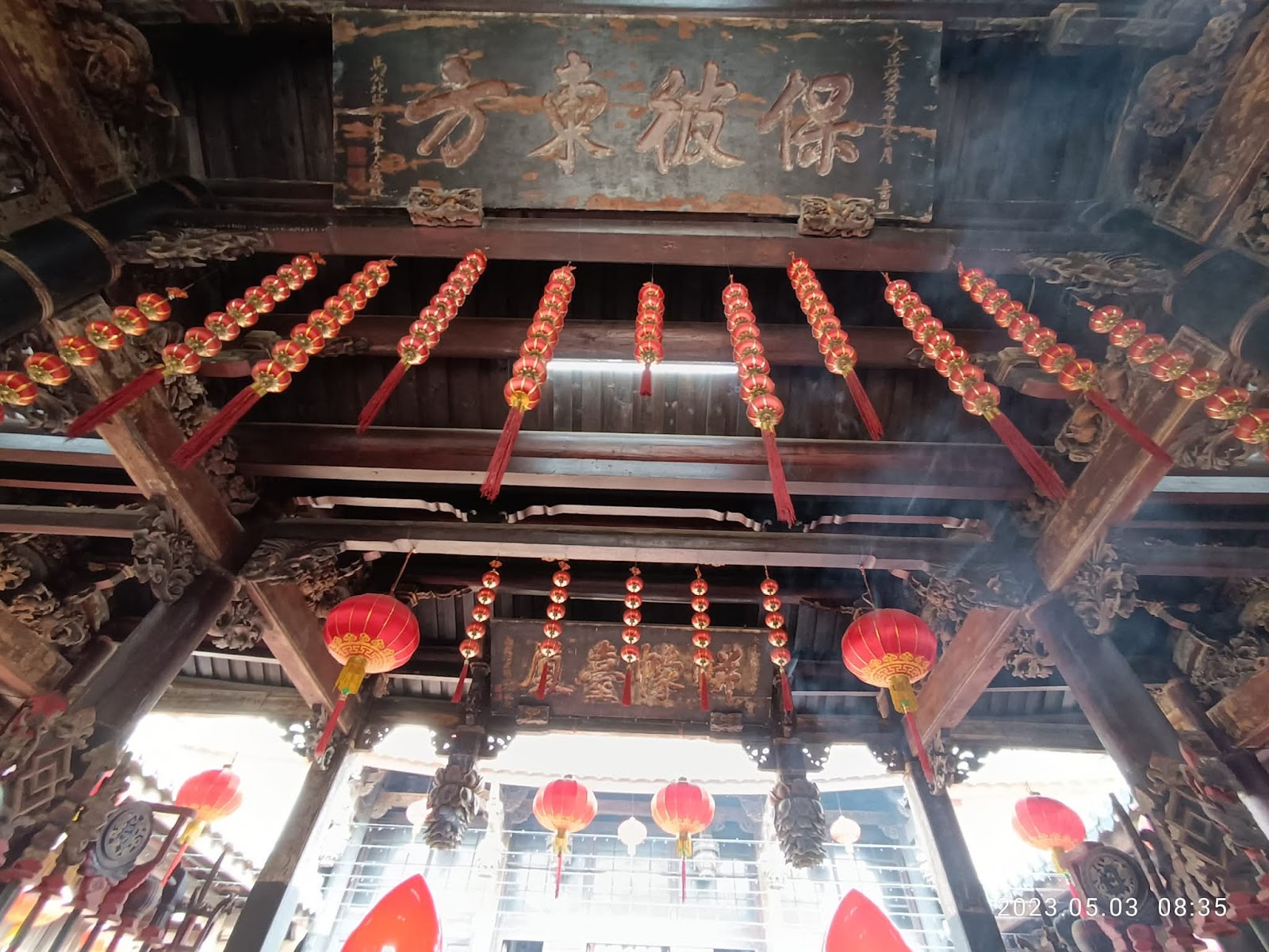 澎湖天后宮大殿內古木樑架懸掛多排紅燈籠