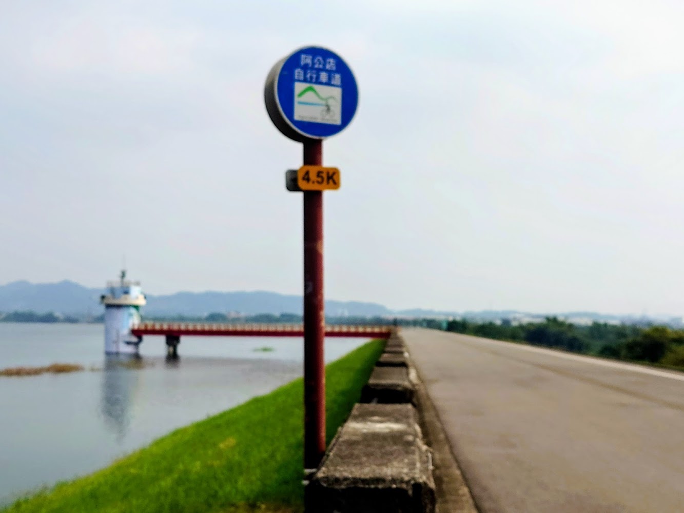 湖岸大道與自行車道標誌可遠望橋塔的路線
