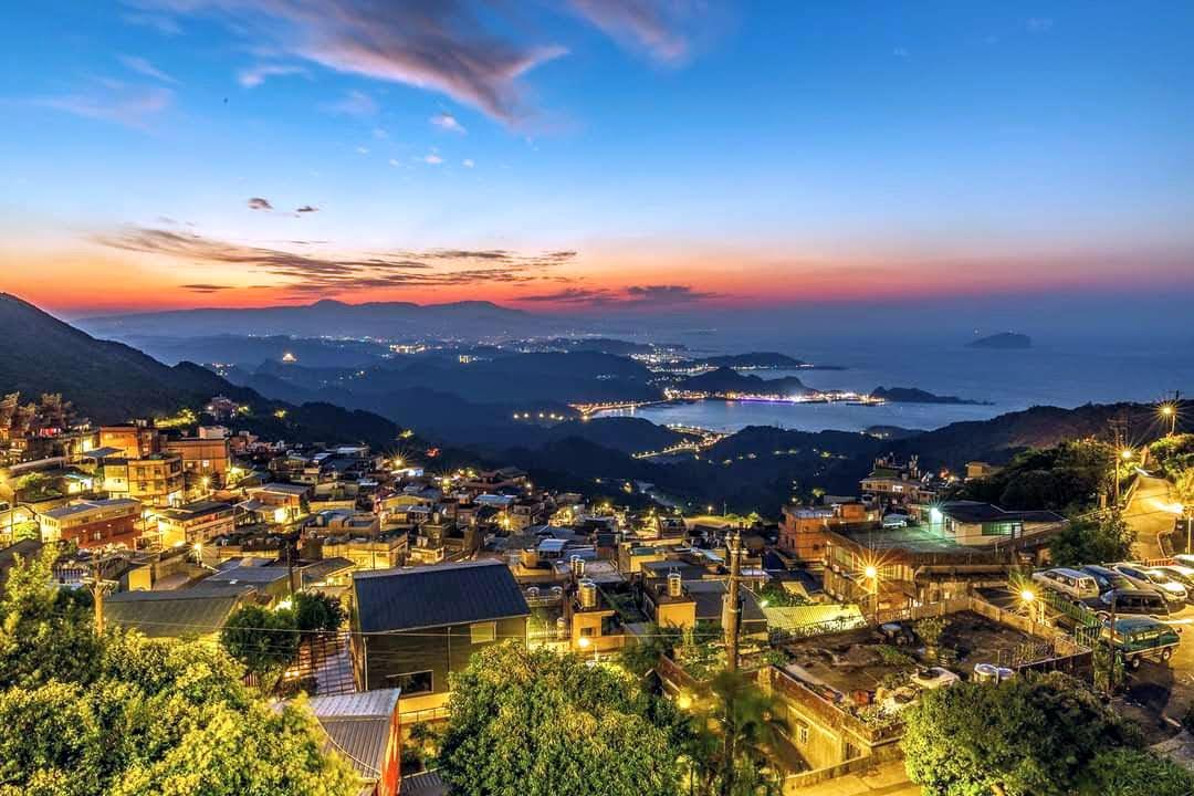 九份山城夜景與海灣燈火