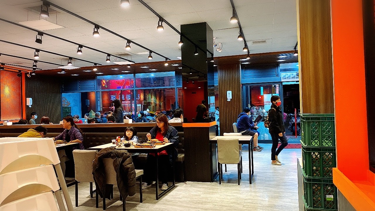 小時厚牛排新竹經國店室內熱鬧用餐環境