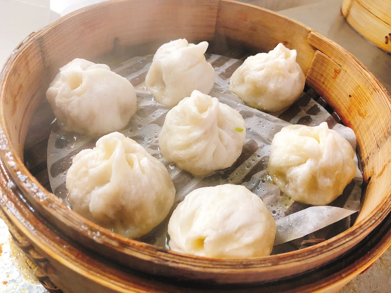 蒸籠裡現蒸的小籠包