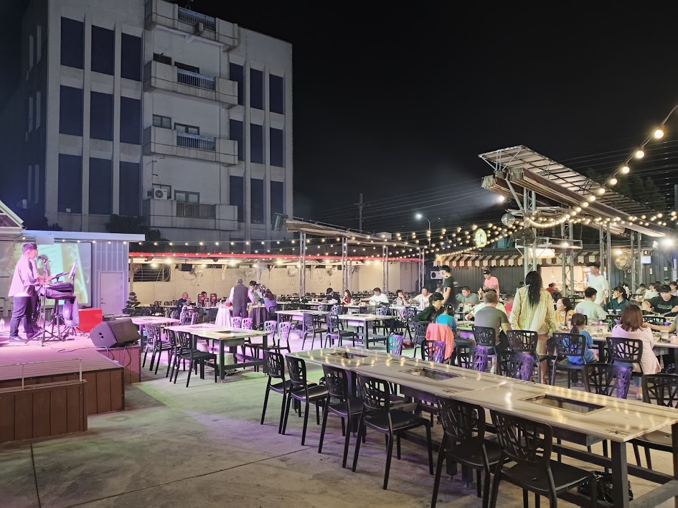 夜晚戶外餐廳與現場演唱氣氛
