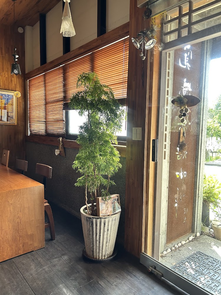 覓境咖啡屋室內桌椅與玄關