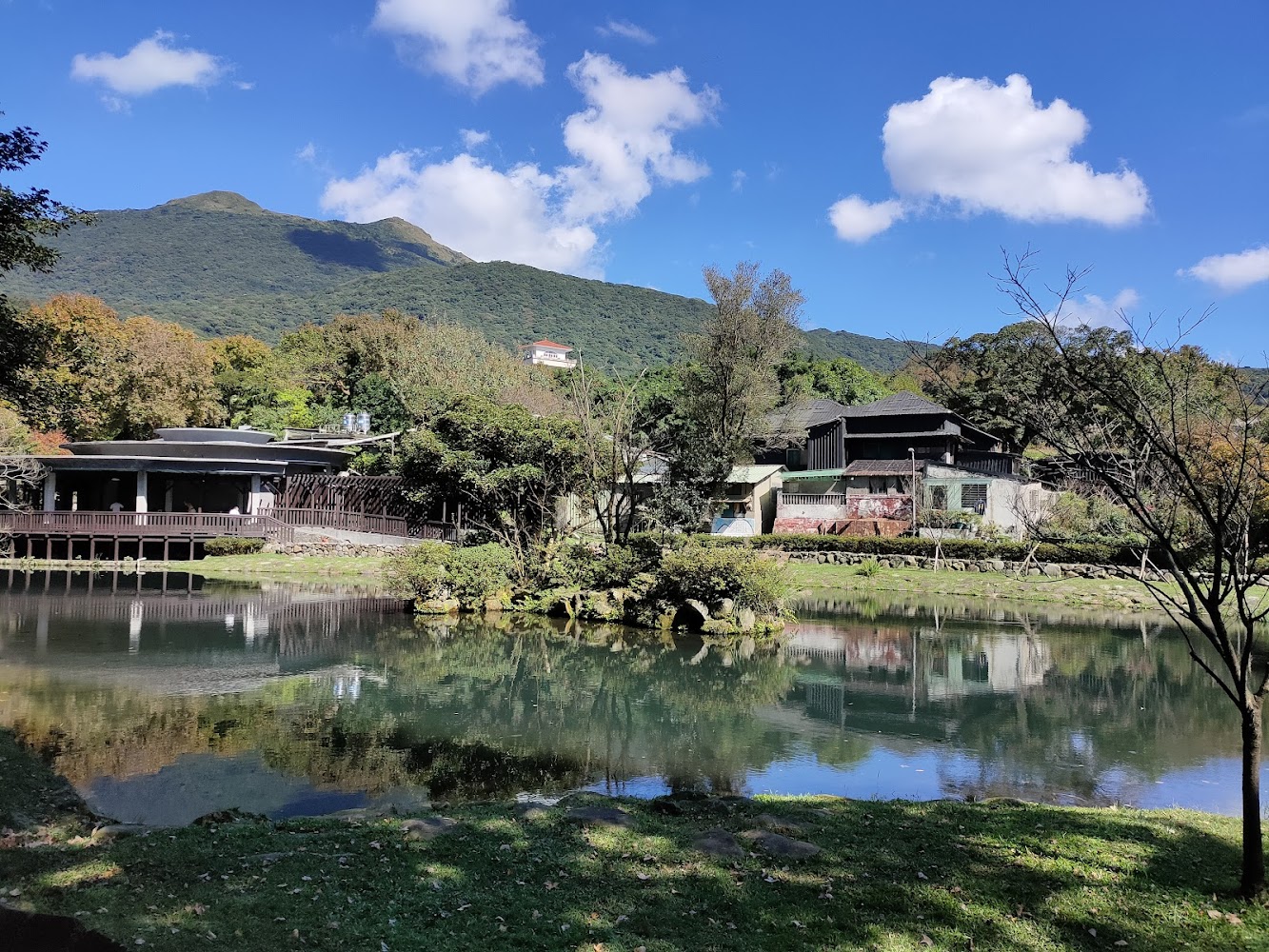 前山公園與池塘山景
