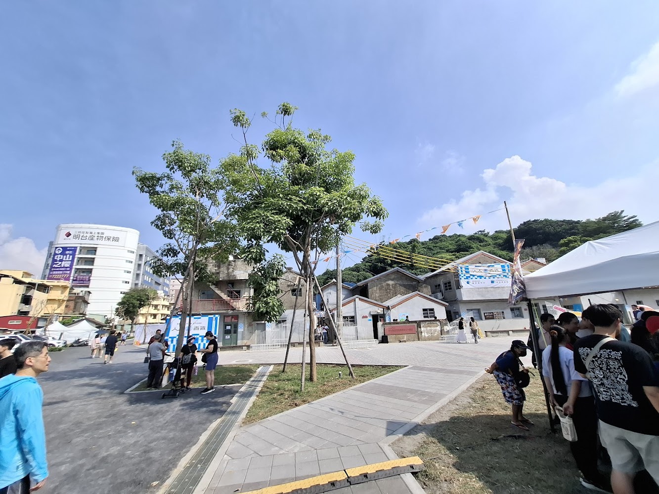 戶外廣場攤位與聚集人潮