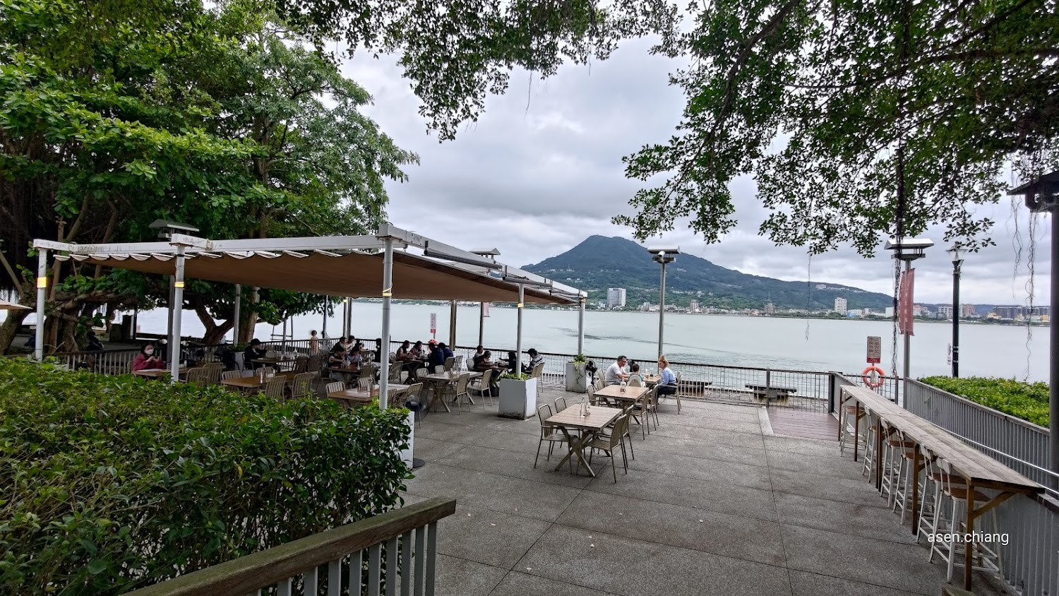 位於河畔的戶外咖啡廳座位區,可遠望河流與山景