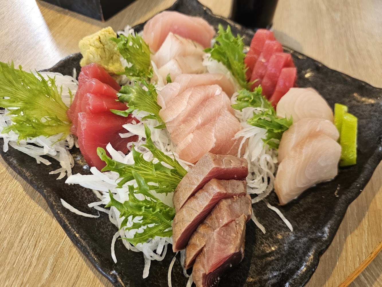 鮪魚鮭魚與鰤魚等綜合生魚片拼盤，擺盤精緻