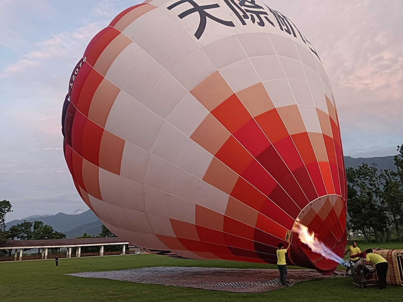 天際航空熱氣球飛行夢工場熱氣球充氣準備升空