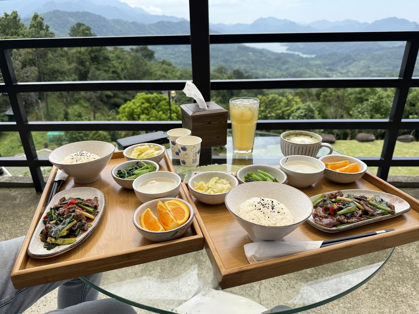 兩份戶外山景中式套餐搭配湖景與山巒背景