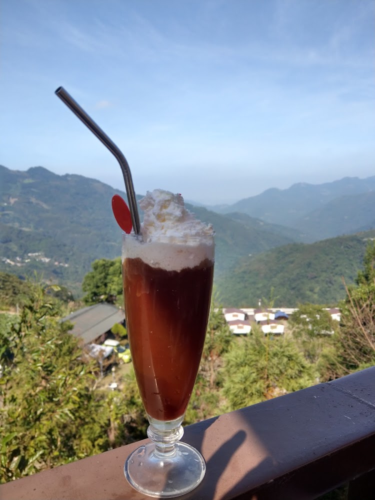 加鮮奶油的巧克力飲品與山景藍天