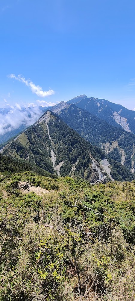 關山嶺山綠色山脈與藍天白雲
