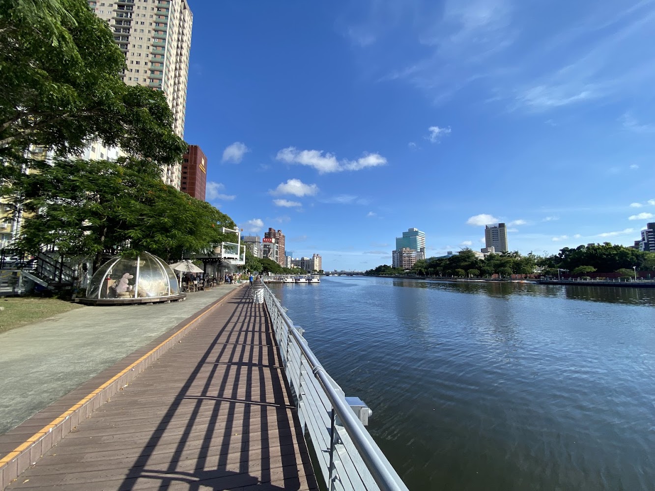 愛河白天河岸與步道景色