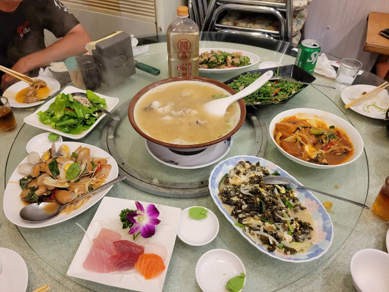 一整桌豐盛海鮮料理
