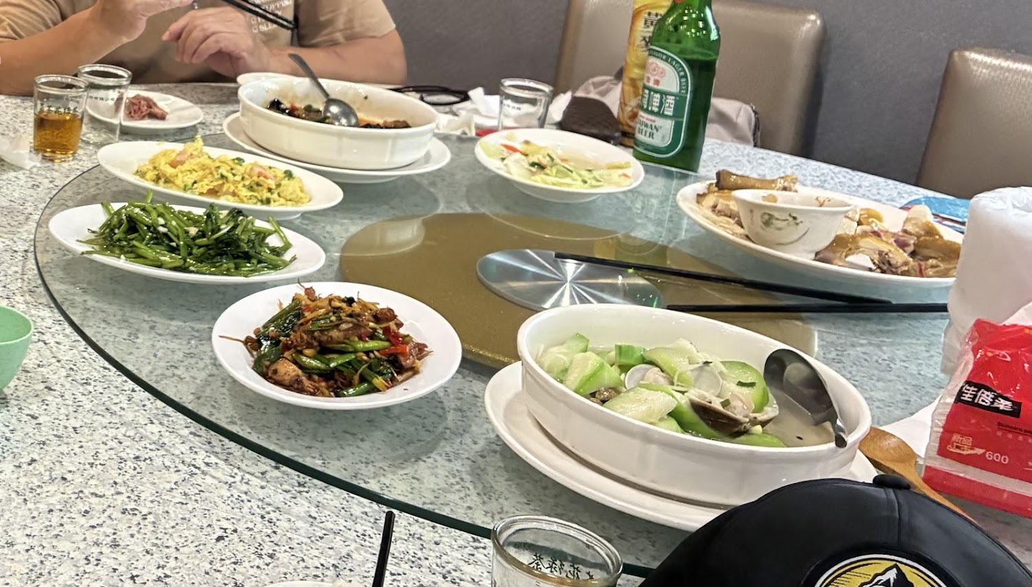 一桌豐盛中式合菜聚餐畫面