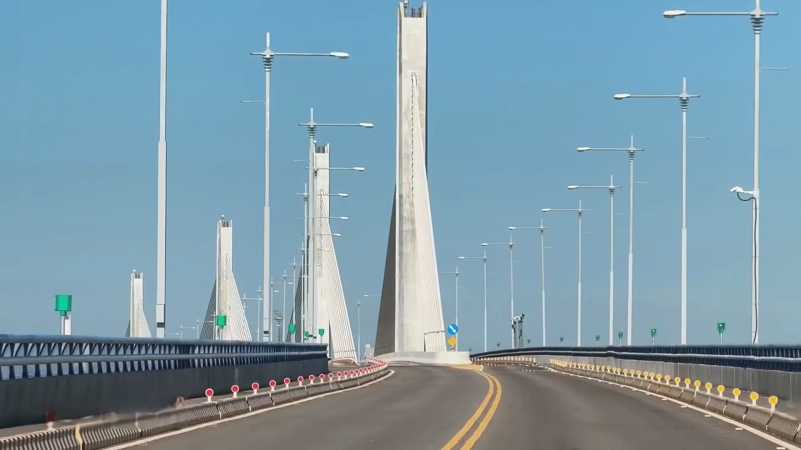 金門大橋斜拉橋塔柱仰角透視藍天白雲台灣最長跨海大橋