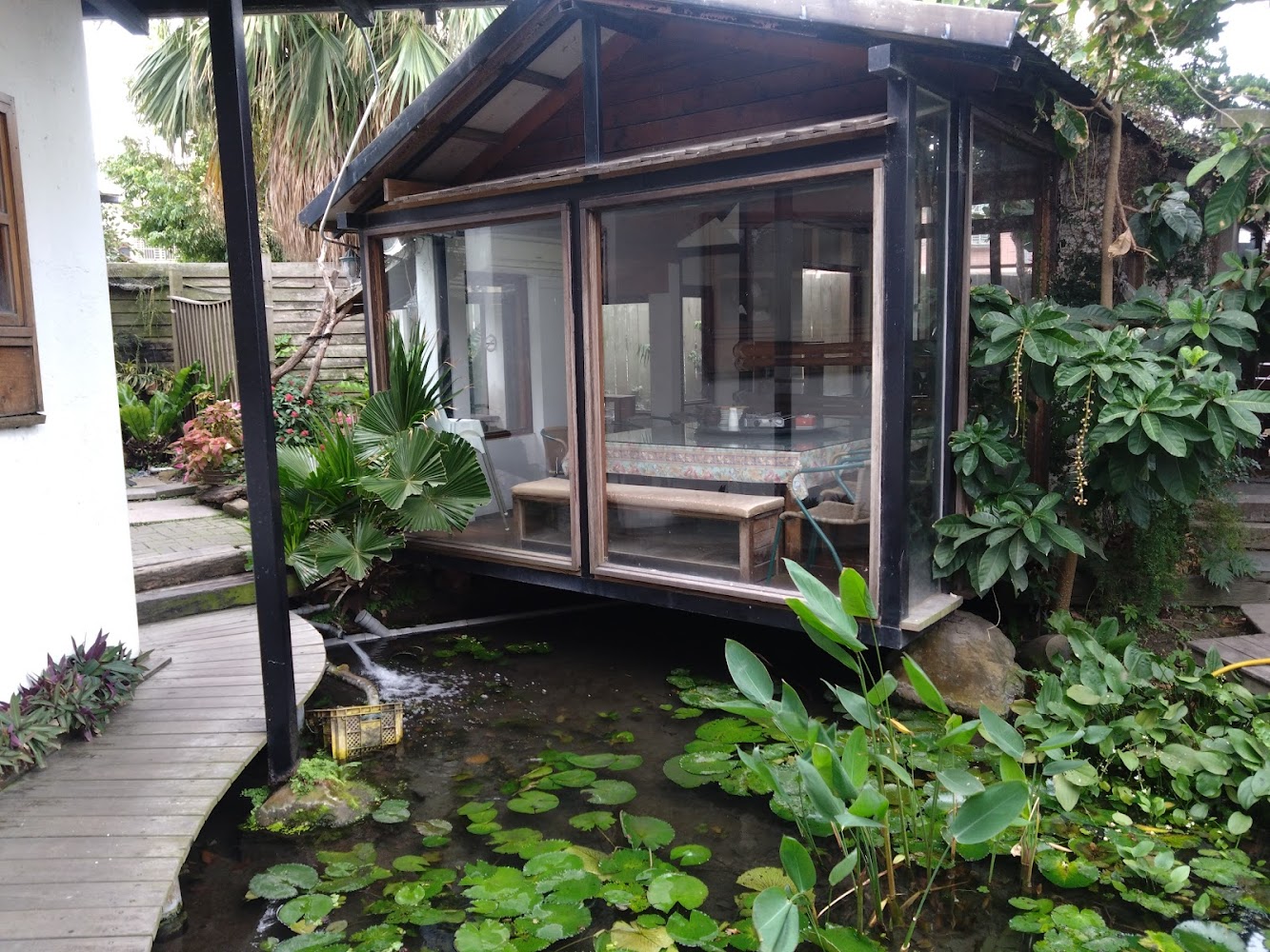 大片玻璃窗木屋與戶外水池庭園