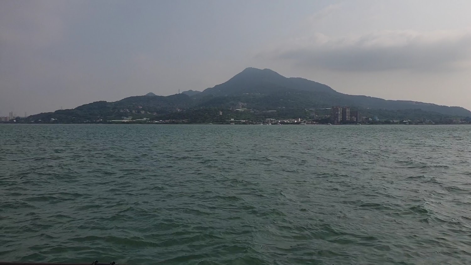 淡水河岸遠景與山景