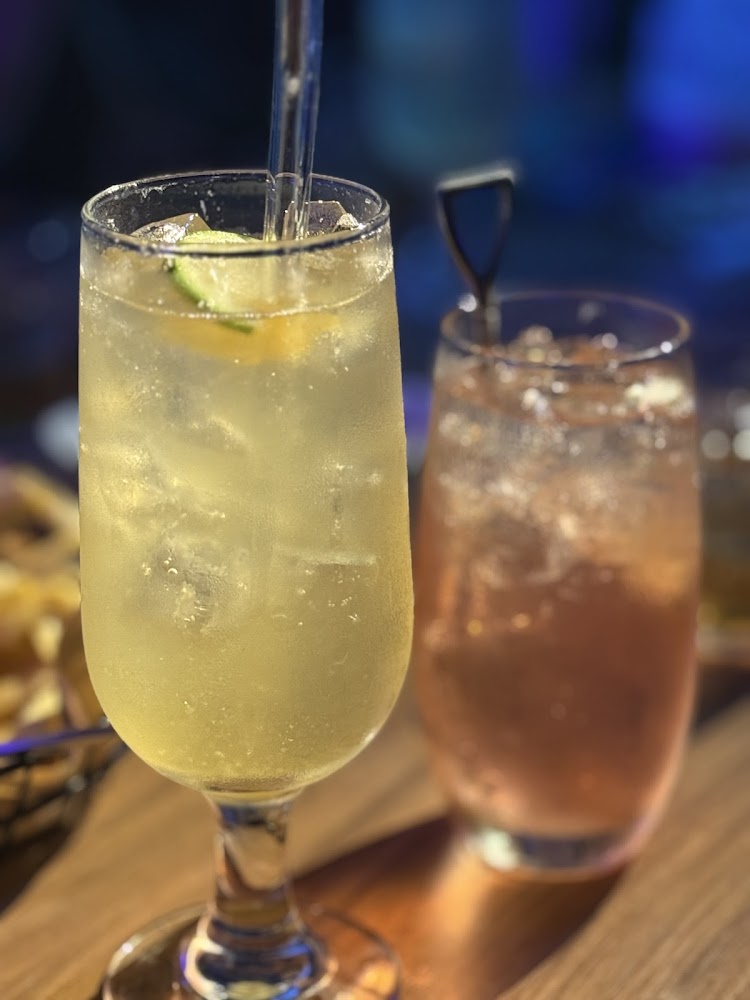 兩杯氣泡飲品，適合不喝酒的客人選擇