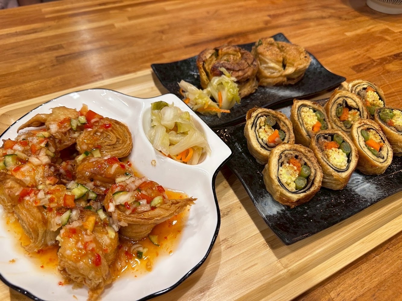 三道素食料理，包括豆皮捲、炸卷餅與涼拌小菜