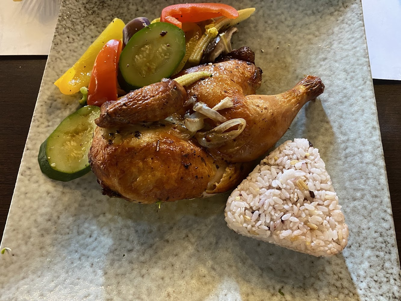 獅子山創作餐廳烤雞與紫米飯