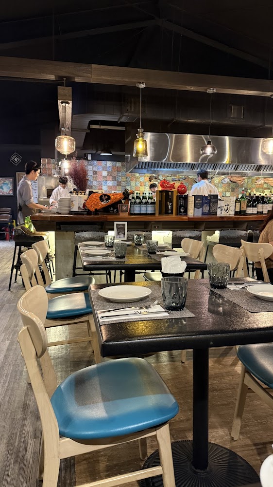 波特廚房餐酒館用餐空間與開放式廚房