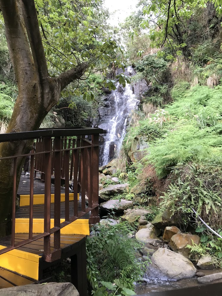 情人瀑布步道與欄杆