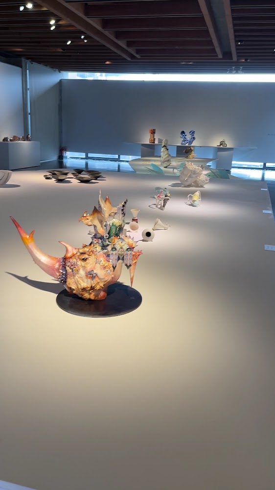 現代藝術展覽空間與多件色彩鮮明的陶藝雕塑