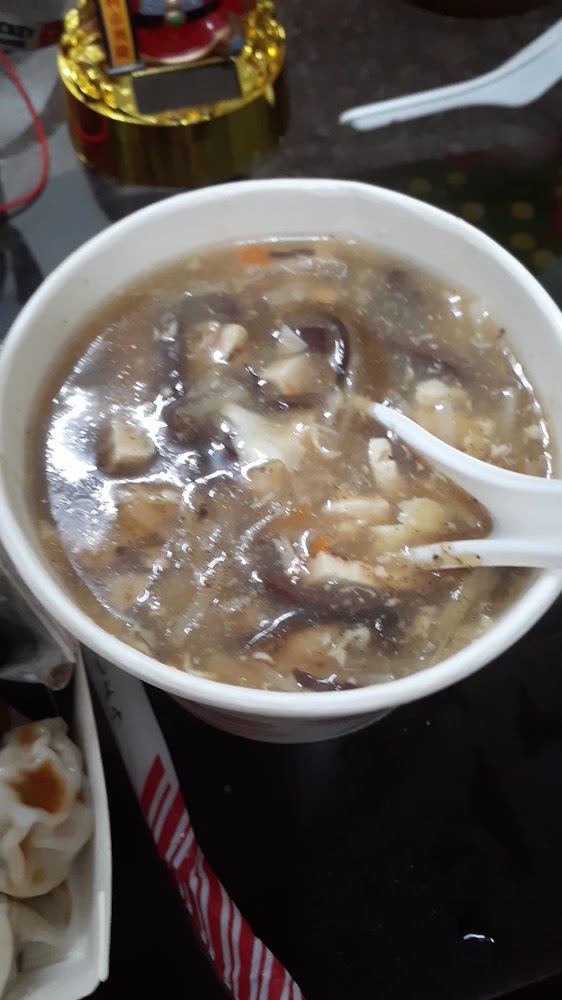 紙碗酸辣湯旁邊放著一份餃子
