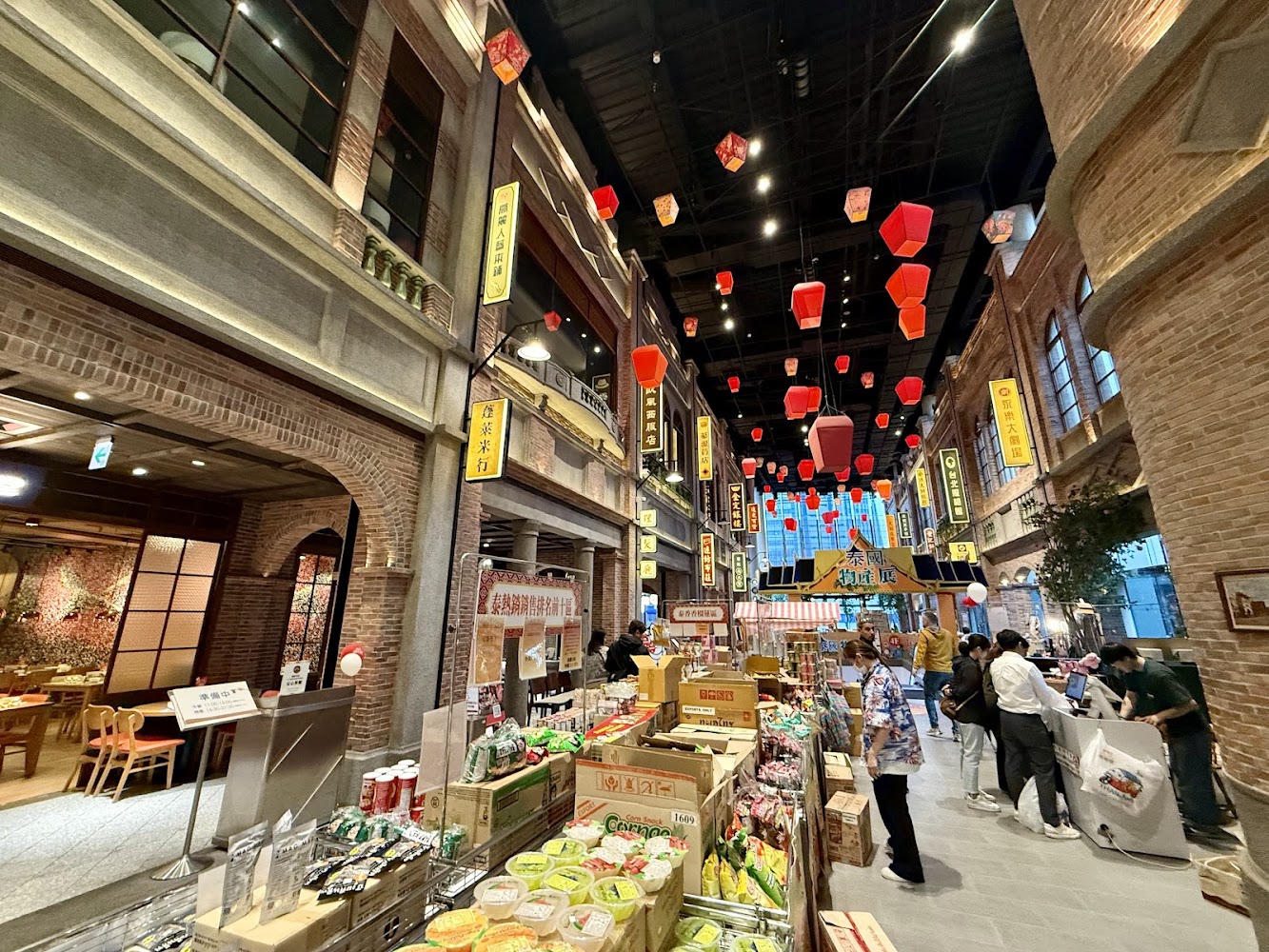 遠東百貨信義A13內部復古市集風格美食區，現場熱鬧。