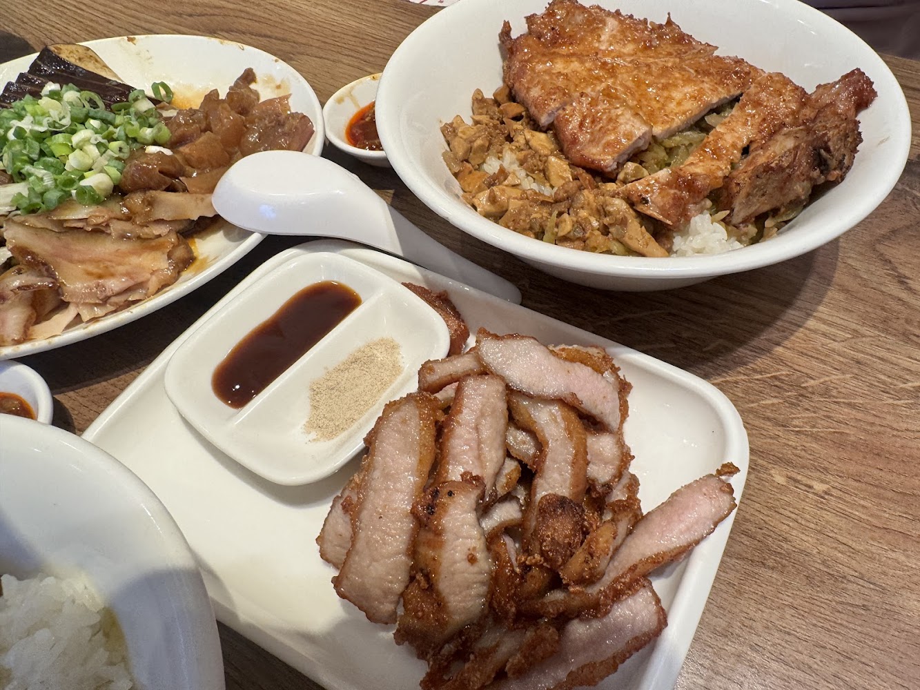 黑殿飯店右岸店排骨飯與滷味