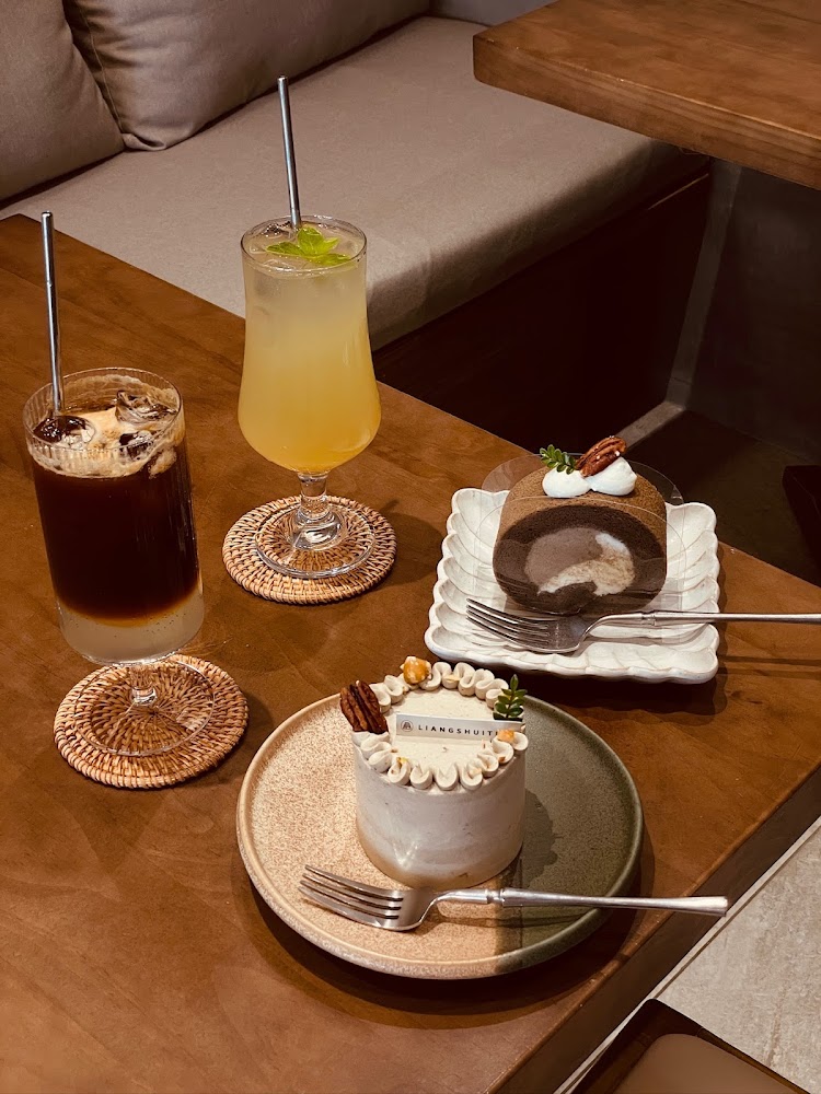 良水田兩杯飲料與兩款蛋糕