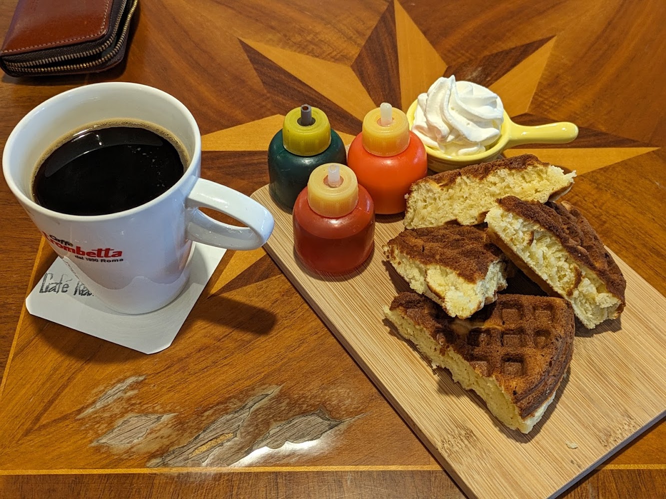 小曼咖啡店黑咖啡與鬆餅套餐