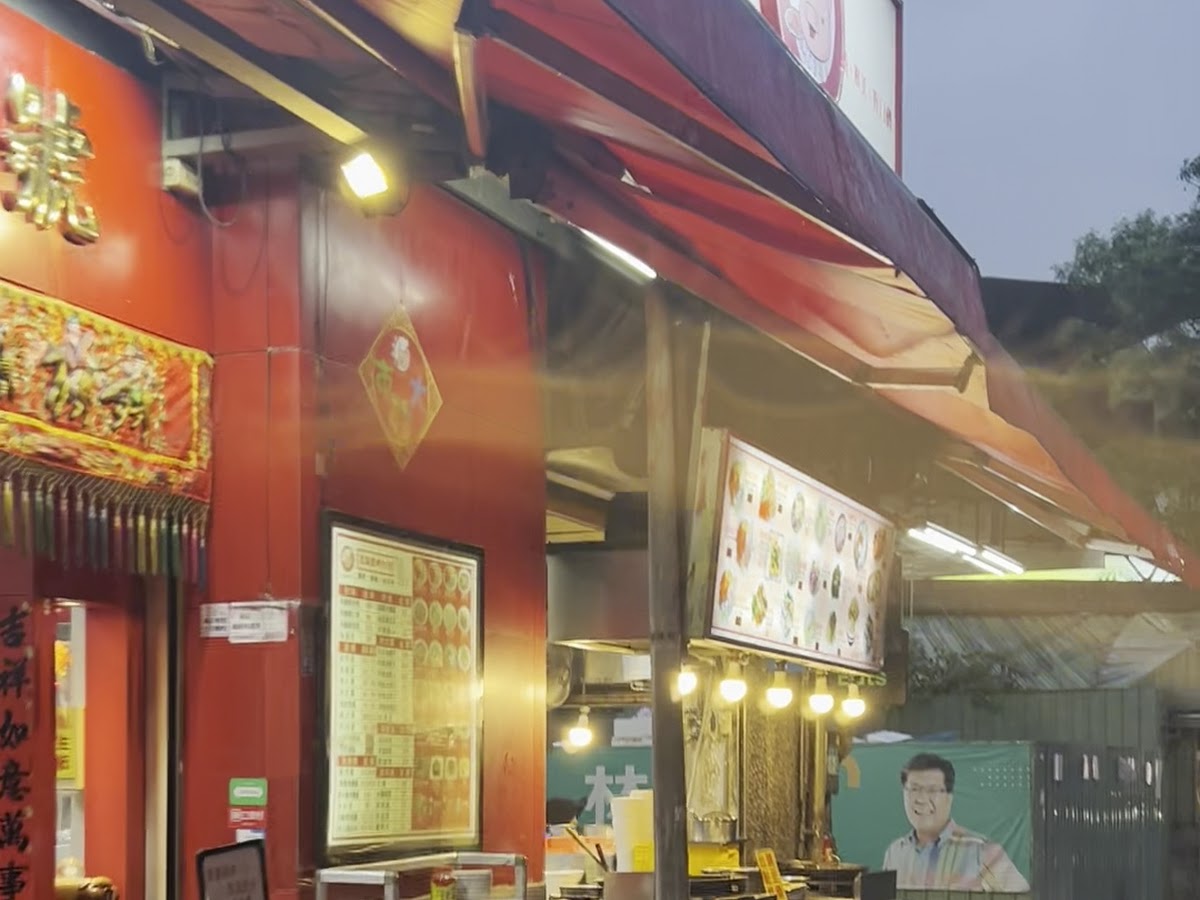 士林夜市傳統紅色攤位街道夜景，燈光照耀熱鬧非凡