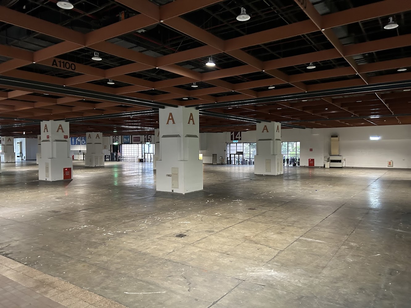 展館內多根白色柱子的空曠廳區