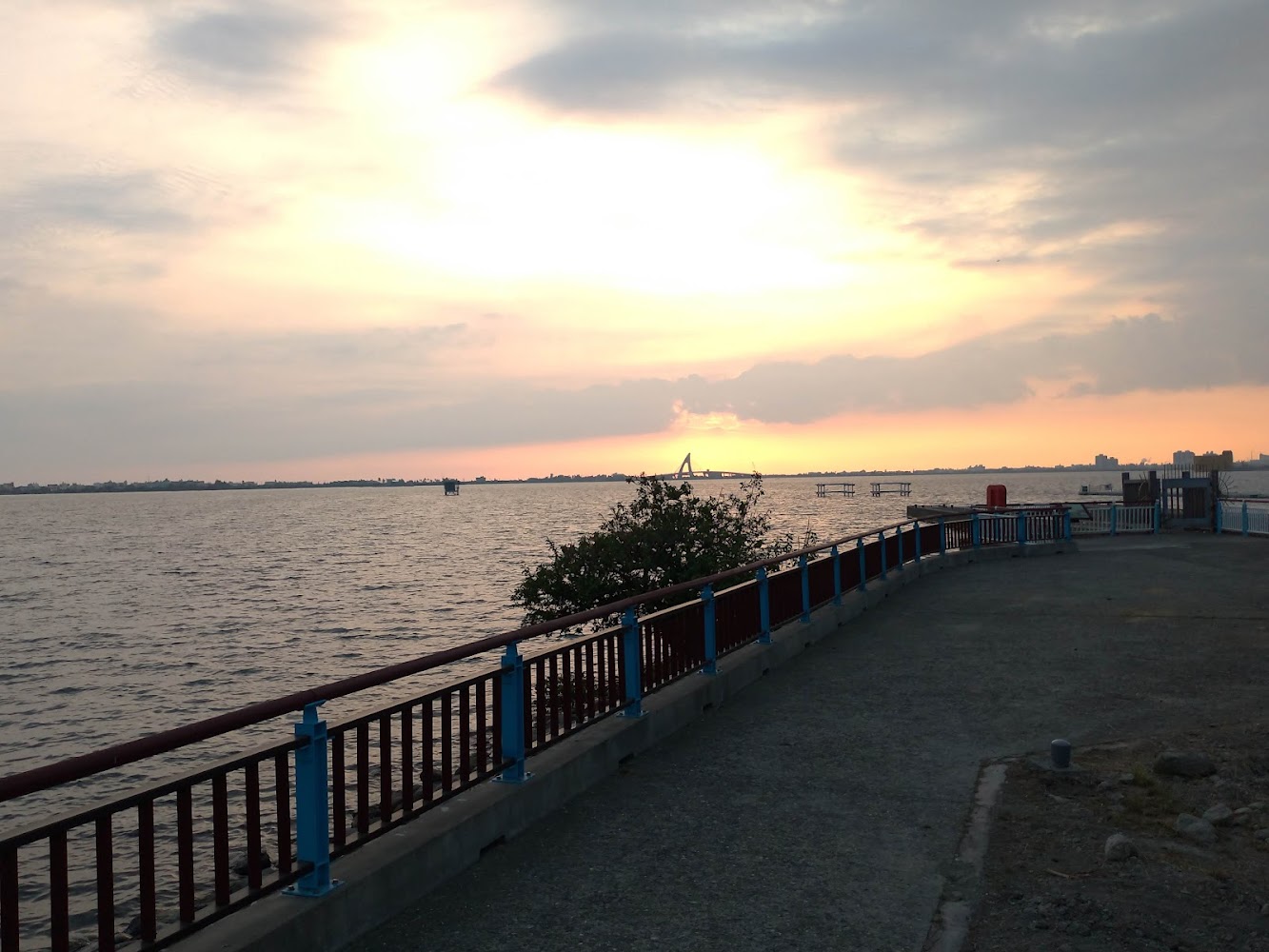 海邊夕陽景色與圍欄步道