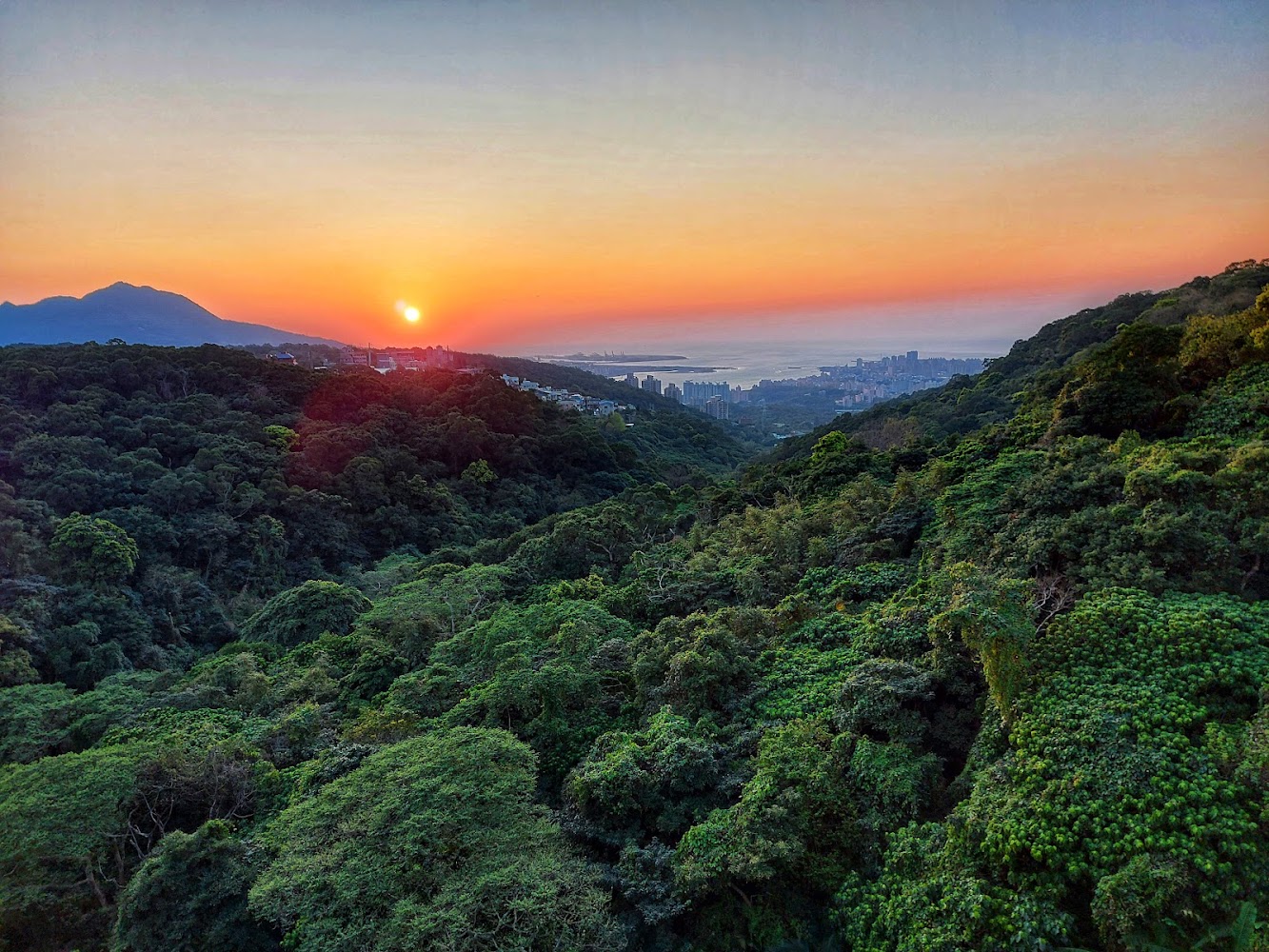 環遊郡大橋附近可遠眺夕陽與山海地景