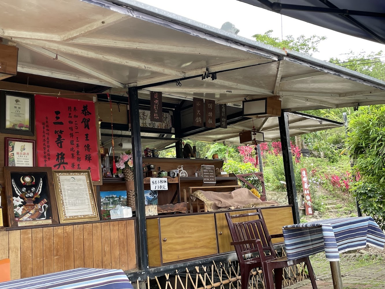 戶外餐飲攤位與綠意座位區