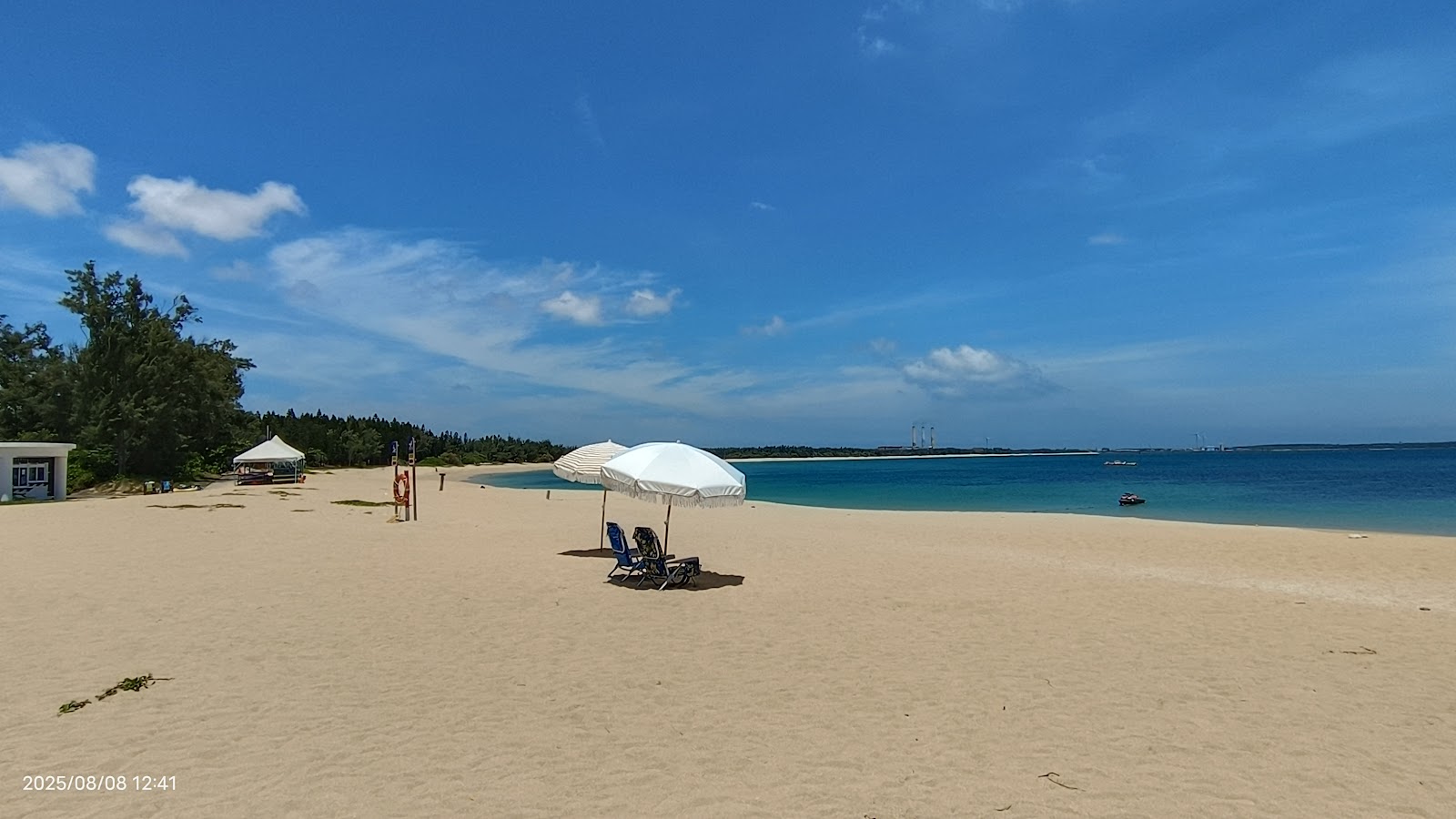 隘門沙灘海水透明度極高，可見海底礁石
