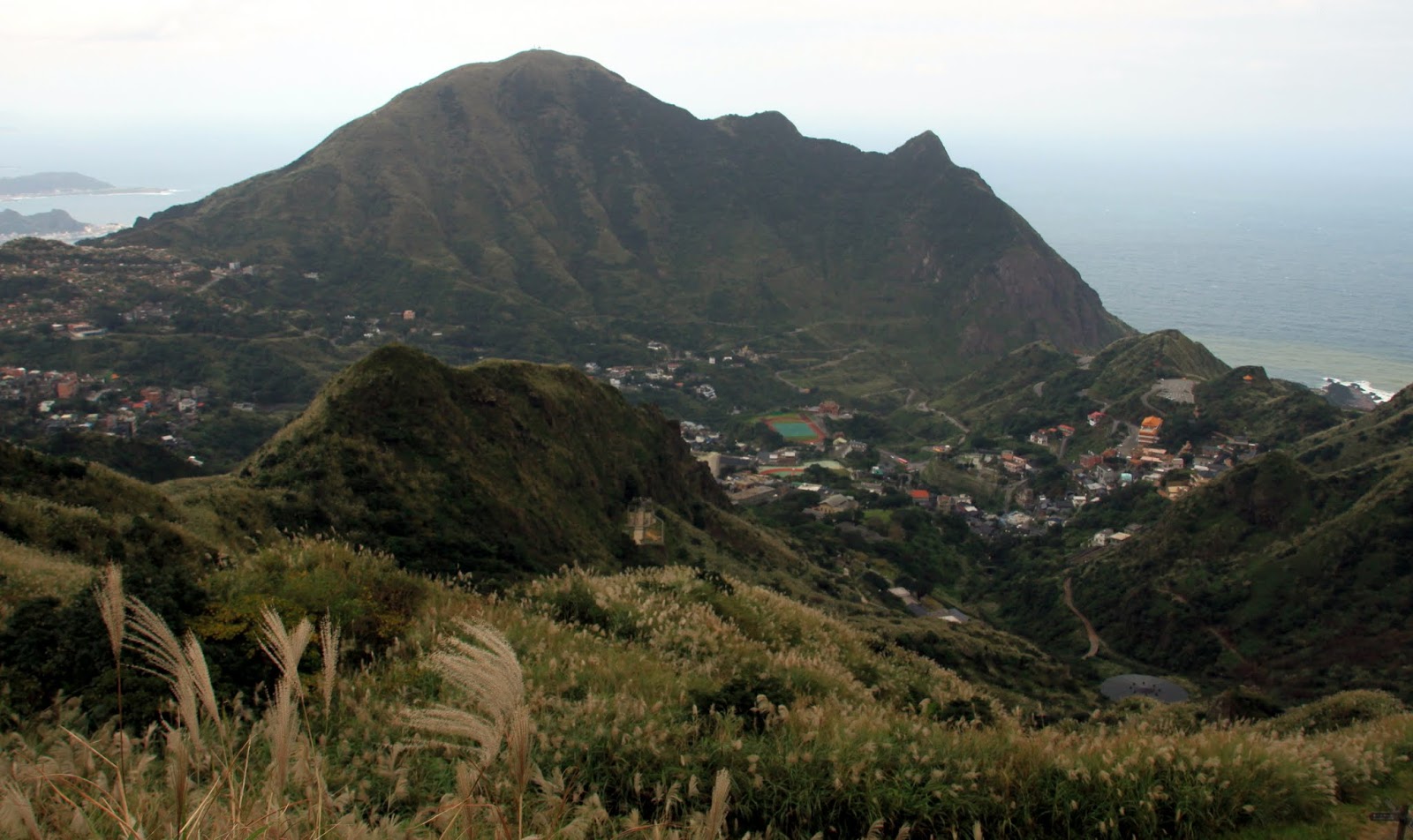 金瓜石山城俯瞰，連綿山巒，遠山輪廓