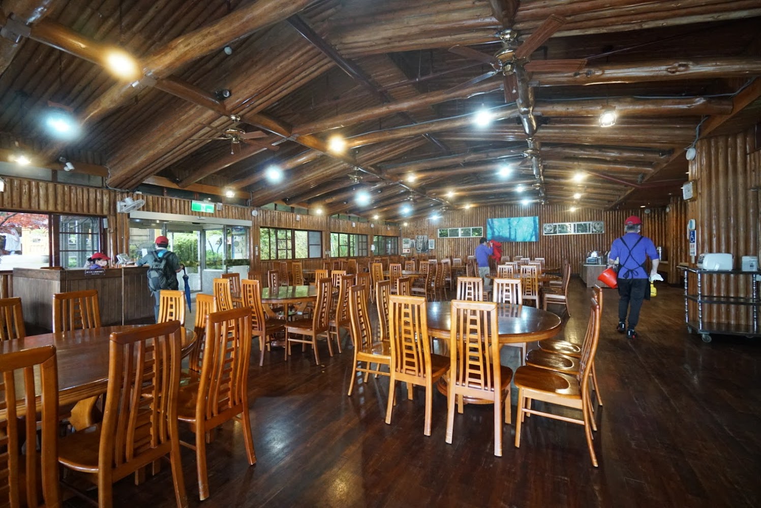 太平山莊餐廳木質裝潢明亮用餐空間