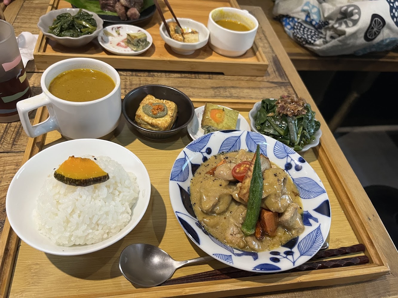 咖哩燉肉定食含白飯與小菜