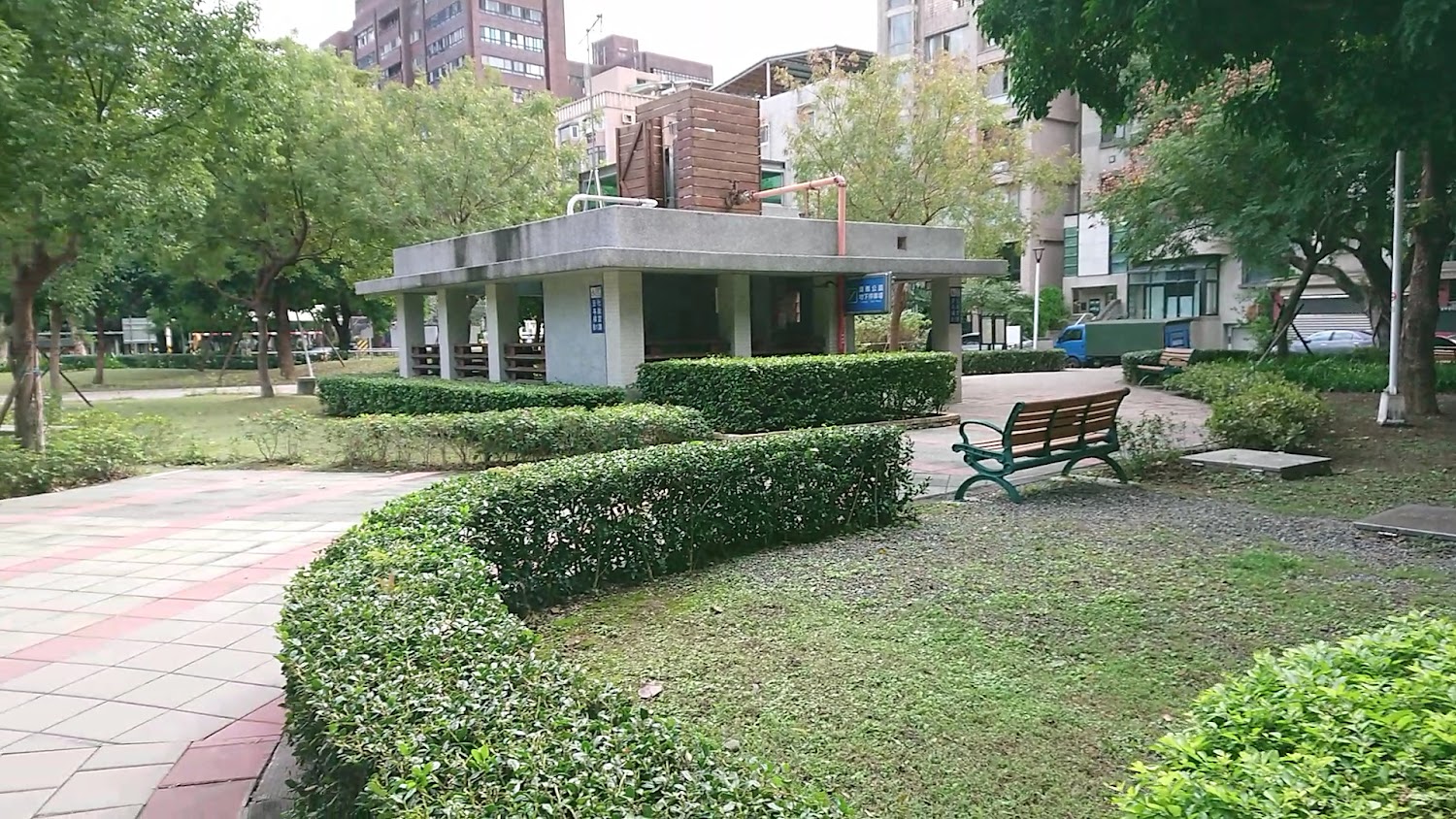 綠樹與草地環繞的公園場景
