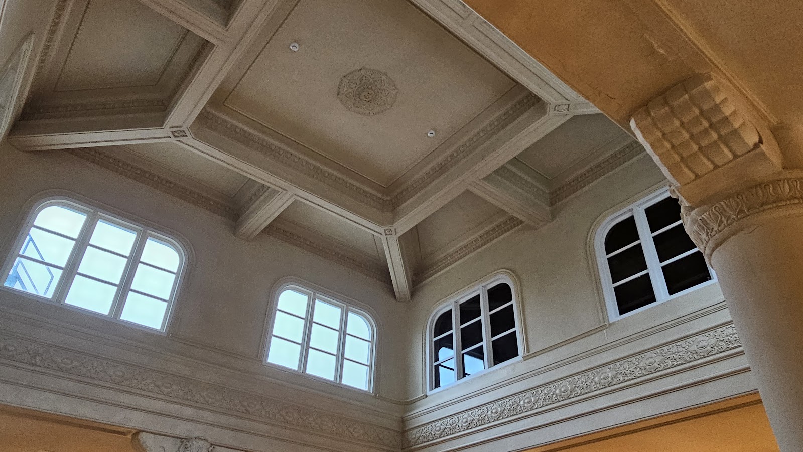高雄市立歷史博物館室內展廳天花板細節